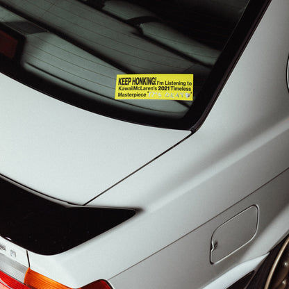 Car rear window with a yellow sticker on a white car (Itaokay)